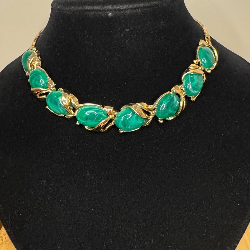 Vintage Crown Trifari Green Cabochon Necklace Gold Tone Mid Century Signed